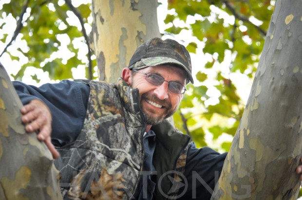 wwpw_hartong122 man climbed tree for photograph